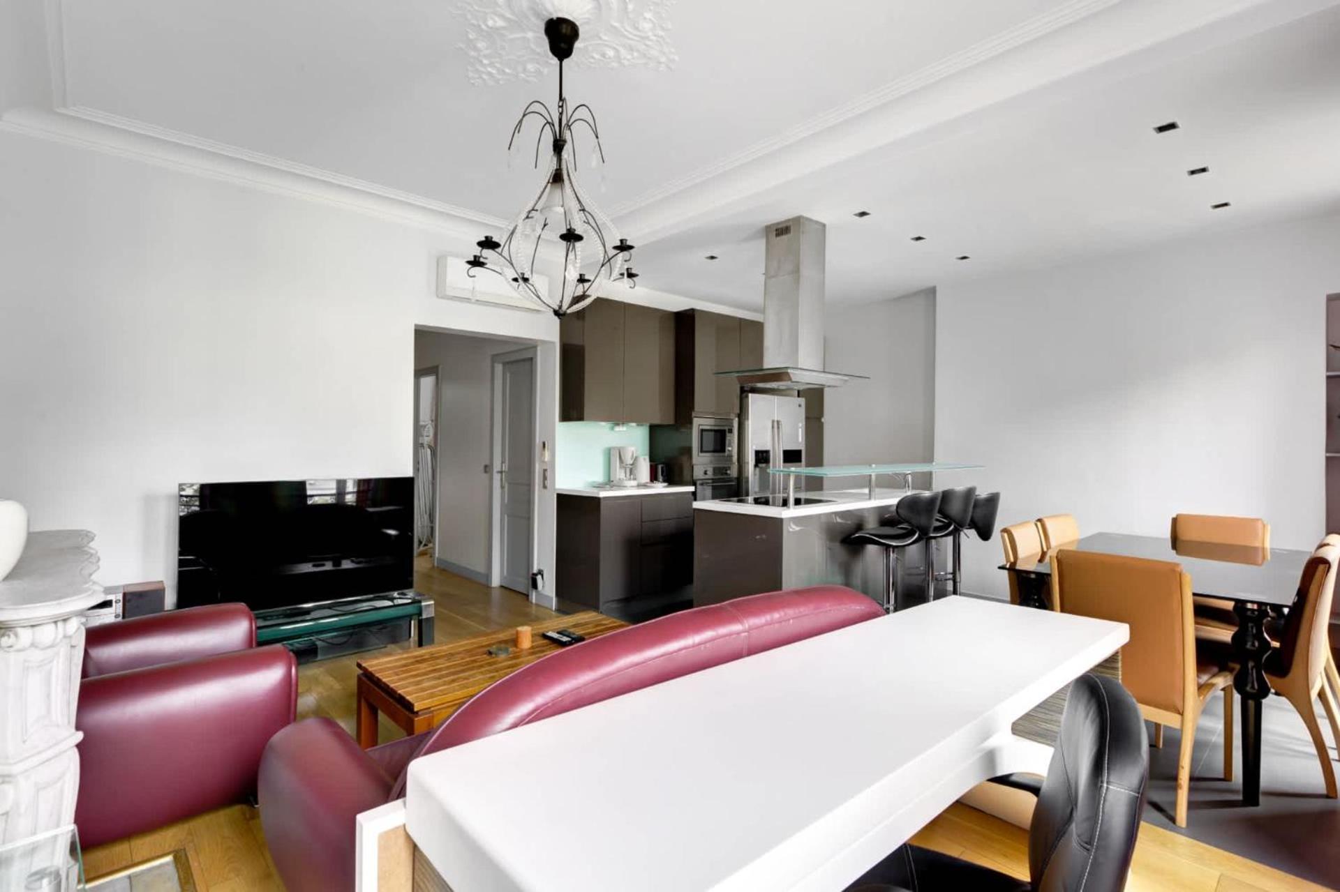 Moderne Avec Cuisine Equipee Et Balcon Appartement *